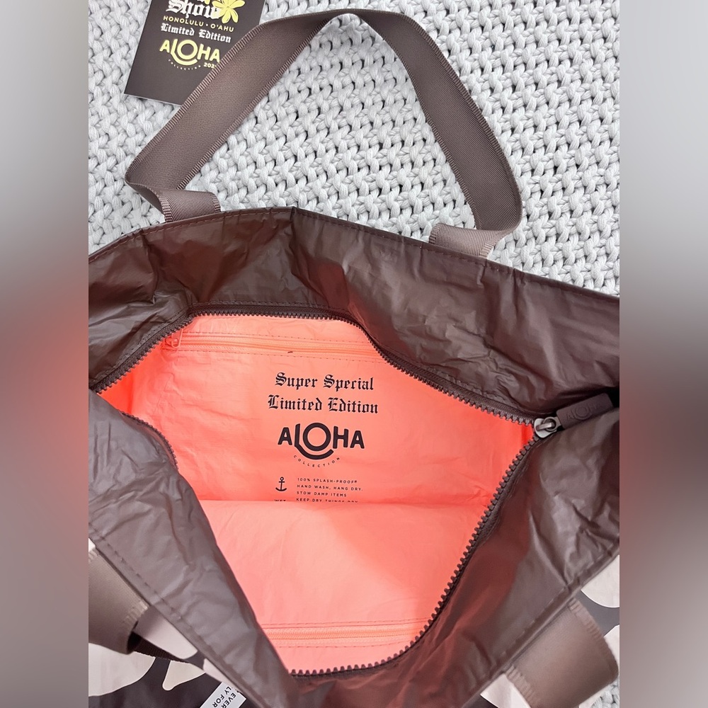Aloha Collection• Super Special Limited Edition APPLIQUE Day Tripper Tote - Picture 6 of 8